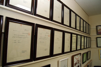 社長室には様々な許認可証や資格証明書がずらりと並んでいる